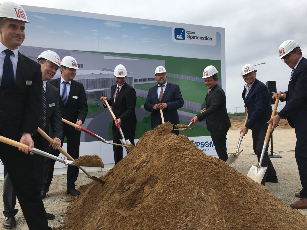 Spatenstich Ypsomed mit Tony Ackermann, Projektleiter, Frank Mengis, COO, Peter Perler, Head of Manufacturing, Simon Michel, CEO der Ypsomed AG, Harry Glawe (CDU), Wirtschaftsminister des Bundeslandes Mecklenburg-Vorpommern, Dr. Rico Badenschier (SPD), Schwerins Oberbürgermeister, Thomas Fischer, IE Plast Projektleiter und Architekt sowie Michael Sturm, Geschäftsführer Invest in Mecklenburg-Vorpommern GmbH Spatenstich Ypsomed mit Tony Ackermann, Projektleiter, Frank Mengis, COO, Peter Perler, Head of Manufacturing, Simon Michel, CEO der Ypsomed AG, Harry Glawe (CDU), Wirtschaftsminister des Bundeslandes Mecklenburg-Vorpommern, Dr. Rico Badenschier (SPD), Schwerins Oberbürgermeister, Thomas Fischer, IE Plast Projektleiter und Architekt sowie Michael Sturm, Geschäftsführer Invest in Mecklenburg-Vorpommern GmbH